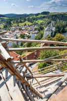 Středověký jeřáb zkonstruovali projektanti Vít Mlázovský a tesař Petr Růžička. Inspirovali se skicami od Ing. arch. Jaroslava Svěrka z ateliéru Masák &amp; Partner, který při jejich přípravě vycházel z tzv. Codexu Atlanticu Leonarda da Vinci. Jeřáb ovládají tři lidé. Jeden chůzí pohání kolo umístěné ve výšce 40 metrů nad zemí, druhý uvazuje břemeno a třetí vše koordinuje. (viz: https://www.hrad-rozmberk. cz/cs/vez-jakobinka)