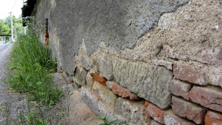 Ne každý kámen či plná cihla na soklu odolaly extrémním nárokům