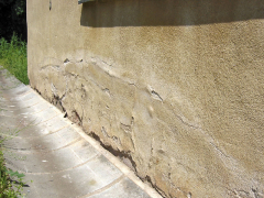 Ne každý kámen či plná cihla na soklu odolaly extrémním nárokům