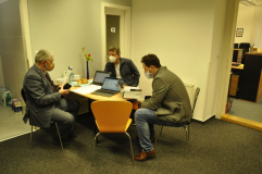 Poslední přípravy před příspěvkem – pan David Najman koordinuje a kontroluje techniku následujícího příspěvku