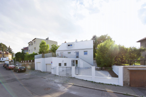 Pohled z ulice: rekonstrukce v bílé barvě okál zásadně proměnila