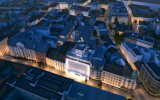 Obnova fasády do ulice včetně výkladců a markýzy v parteru už je dokončena, práce pokračují směrem do dvora, kde vznikne nová pasáž a přístavba