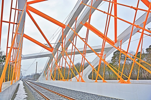 Jedinečnost nosné konstrukce spočívá v šikmosti mostu se svařovanými táhly oblouku a v použití pákového systému řízené dilatace mostu pro snížení napětí v bezstykové koleji