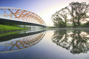 Šikmé uložení a vzájemné posunutí oblouků dodaly mostu dynamiku a znásobily efekt paprsků při pohledech od řeky