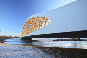 Raritou je robustní řešení styčníků táhel, které jsou natupo svařovány s táhly