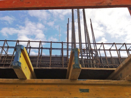 Objekt řešený jako Faradayova klec s propojenými armovacími železy