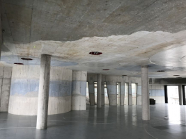 Palác DRN, modré a bílé betony