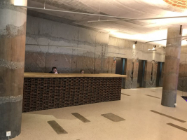 Stěny z barevných betonových pruhů ve vstupním patře paláce DRN