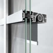 Systém Schüco Integralmaster je integrován do speciálních vodorovných příček fasádního systému Schüco FWS a lze jej ovládat ručně nebo elektricky (zdroj: Schüco)