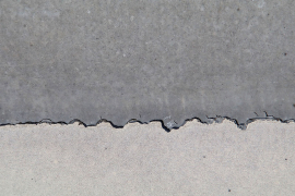 Obr. 1: Fólie, která byla dělena trháním a řezáním