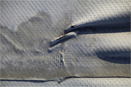 Obr. 7: Další příklad špatného svařování fólií v kombinaci s dalšími vadami