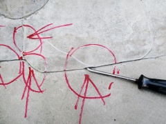 Obr. 8: Identifikace netěsností, ale také „hubiček“ pomocí kontrolní jehly