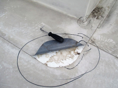 Obr. 9: Na odlepení tohoto „svaru“ nebylo potřeba moc silového namáhání