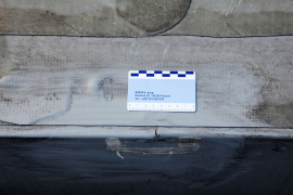 Obr. 11: Trhlina nad spojem fóliových plechů