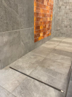 Liniové odvodnění wellness centra pomocí žlábků Viega Advantix (foto: Viega)
