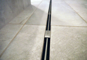 Liniové odvodnění wellness centra pomocí žlábků Viega Advantix (foto: Viega)