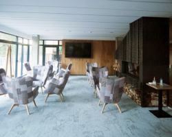 Salonek s krbem a vinotékou (foto: Viega)