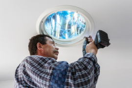 Rám difuzéru vložený do otvoru upevněte šroubovacími úchyty