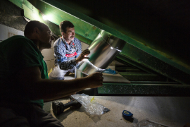 Z vnitřní strany tubusu odstraňte ochrannou fólii. Jednotlivé díly tubusu jednoduše spojte systémem Flexi-klik s minimálním přesahem 30 mm. Tubus napojte do střešního rámu, zafixujte a propojte s otvorem v interiéru