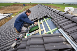 Ze šikmé střechy odstraňte část střešní krytiny. V závislosti na průměru tubusu vyřízněte přiměřený montážní otvor - 380 x 420 mm (tubus ⌀ 250 mm) nebo 500 x 520 mm (tubus ⌀ 350 mm). Přidejte podpůrné laťování a ohněte hydroizolační fólii