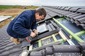 Vnější střešní modul se zabudovaným připojením zafixujte pomocí dodaných šroubů k nosné konstrukci.