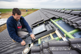 U profilované střešní krytiny je důležité přizpůsobit a ohnout spodní manžetu střešního modulu do příslušného úhlu tak, aby díl přesně dolehl na krytinu. Manžetu je třeba rozklepat kladívkem