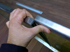 Obr. 4: Chybně umístěná ochranná lišta na hraně tabulí skla