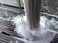 Obr. 7: Poklesnutí tabule skla následkem degradace materiálu v úchytech a následné poškození rohu skla