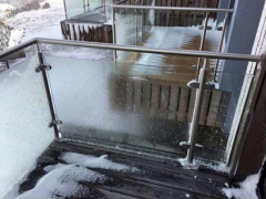 Obr. 6: Poklesnutí tabule skla následkem degradace materiálu v úchytech a následné poškození rohu skla