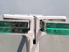 Obr. 8: Úchyt s degradovaným materiálem, riziko uvolnění skla