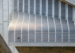 Jako finální povrch části amfiteátru a celé části střechy byla navržena dřevěná podlaha