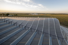 Tvar amfiteátru tvoří 12 výškových úrovní. Musela být proto vyrobena dřevěná šablona, podle níž se přesně zabednil železobetonový trám, vyarmoval se a následně zabetonoval. Jednalo se o beton C30/37 XC4 XF3