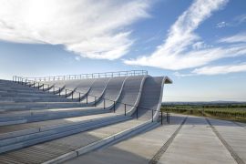 Bylo také důležité dodržet pohledovou kvalitu betonů. Montáž jednotlivých prvků probíhala po dostatečném vyzrání jednotlivých trámů, postupovalo se systematicky, vždy celá osa pro možnost dodržení navazující výšky prvků a linii