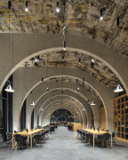 Klenby uvnitř vinařství navazují na archetyp vinných sklepů a na modul vinice