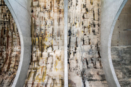 Beton původně nebyl navržený jako pohledový. Autoři si však uvědomili krásu jeho struktury a oslovili Patrika Hábla, zda by v celé ploše kleneb aplikoval své malby