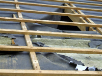 Příklady stavu nevhodně zvolených podstřešních fólií po několika letech