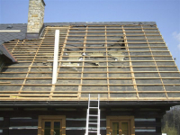 Příklady stavu nevhodně zvolených podstřešních fólií po několika letech