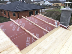 Vzhledem ke sklonu střechy a typu krytiny je střecha technicky dokonale dimenzována : pojistně hydroizolační vrstva, větraná mezera tvořena distanční latí, dřevěné bednění, podkladní pás DELTA-THERM, falcovaná hliníková krytina