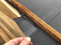 Integrované lepení v podélné okraji fólie DELTA-THERM pro vodotěsné a větrotěsné slepení