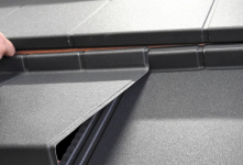 Montáž probíhá od hřebene k okapu. Šablony se podsouvají