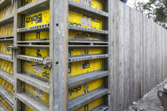 Rustikální otisk je realizován pomocí bednění Doka Framax Xlife, které slouží jako podpora pro desku ze speciálně upravených nehoblovaných prken