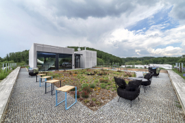 Budova nyní slouží jako administrativní a výstavní centrum, zahrada na střeše jako klidová a prezentační zóna firmy. Řešení přibližuje možnosti uplatnění zelených střech i na lehkých montovaných objektech.