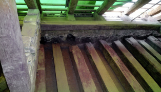 Obr. 4: Havarijní stav zhlaví stropních trámů a rákosníků