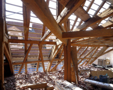 Obr. 12: Z průběhu stavby – dvoupatrový barokní krov