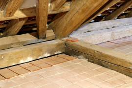 Obr. 18: Opravený krov u pozednice s půdovkami bez spárování nad cennými kazetovými stropy