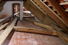 Obr. 20: Půda, patrné tesařské výměny na vaznících