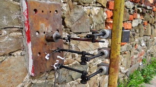 Obr. 4 Měření modulu pružnosti napínacím válcem ze strany senzorů posunutí