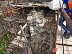 Obr. 7 Založení zbytku parkánové zdi u severovýchodního nároží po odhalení základové spáry