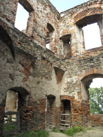 Obr. 2a: Vnitřní část paláce, r. 2016: koroze zdiva v okolí záchodových šachet