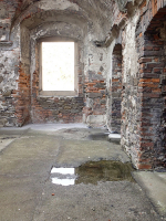 Obr. 2b: Vnitřní část paláce, r. 2016: betonový povrch zadržoval vodu, ta prosakovala do suterénu spárou mezi asfaltovou izolací.